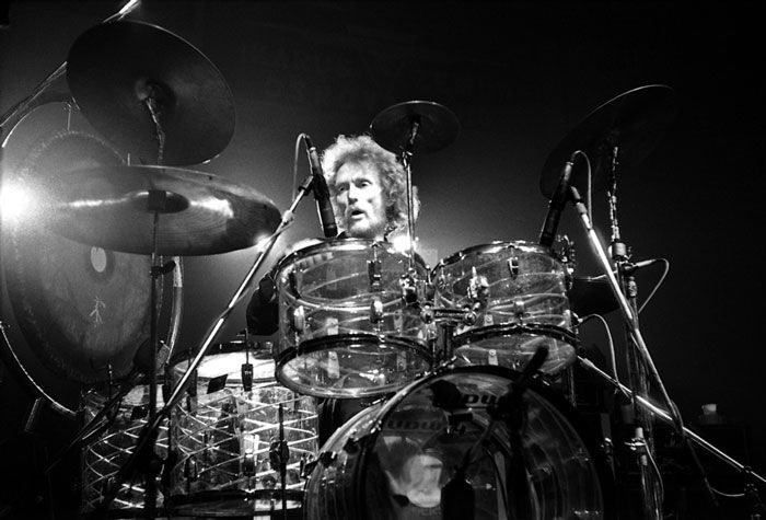 Ginger Baker en un concierto en Serbia en 1980. Licencia CC Zoran Veselinovic 