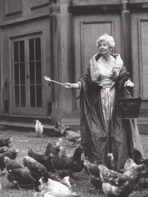 Deborah con las gallinas. Fuente: Bruce Weber