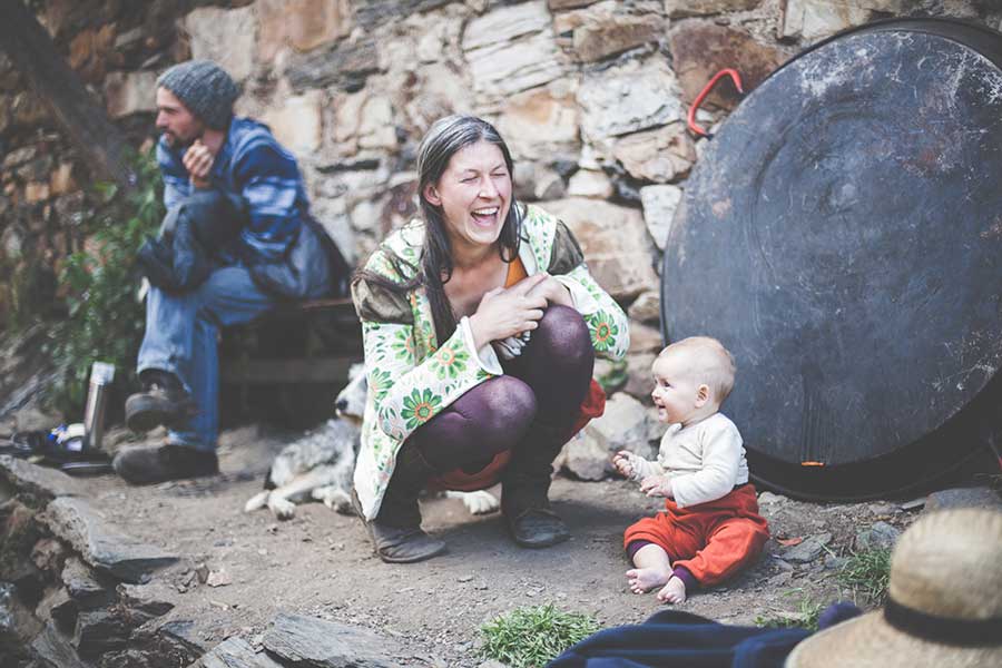 Las risas de esta habitante de la ecoaldea daban energía constante al equipo. Foto: Zhana Yordanova