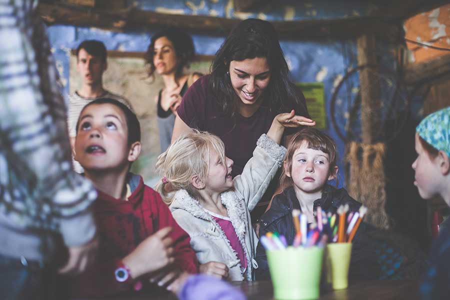 La directora Alba con los niños, presentes y activos durante el rodaje. Foto: Zhana Yordanova