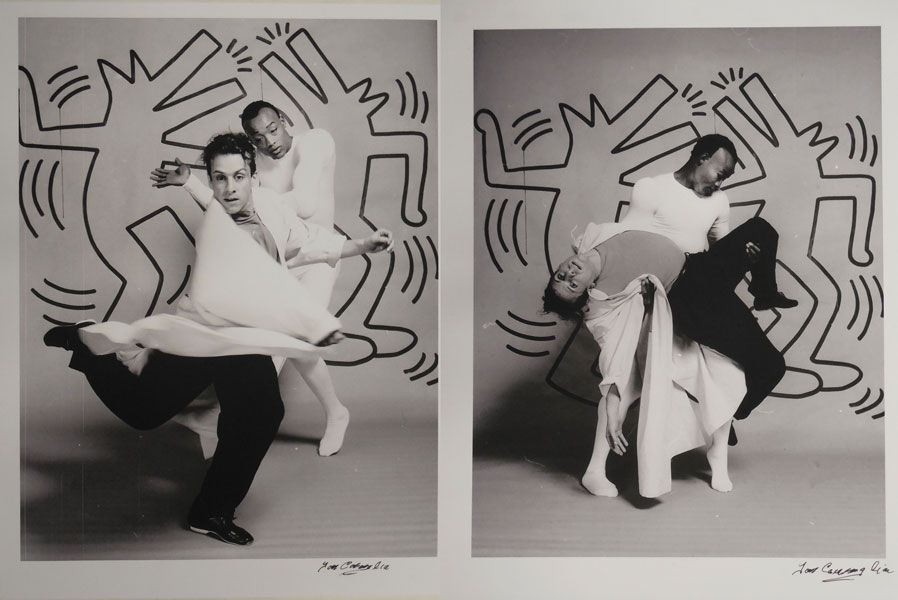 Arnie Zane y Bill T. Jones frente a un decorado de Keith Haring para la coreografía 'Secret Pastures' (1984). Foto de Tom Caravaglia.