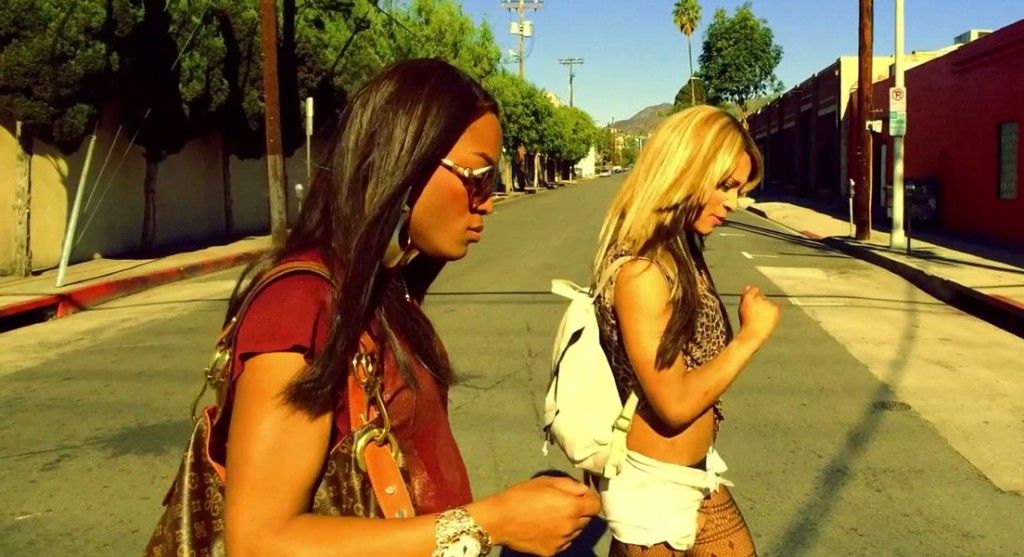 Sin-Dee y Alexandra paseando por Hollywood. Fotograma de Tangerine, Sean Baker, 2015.