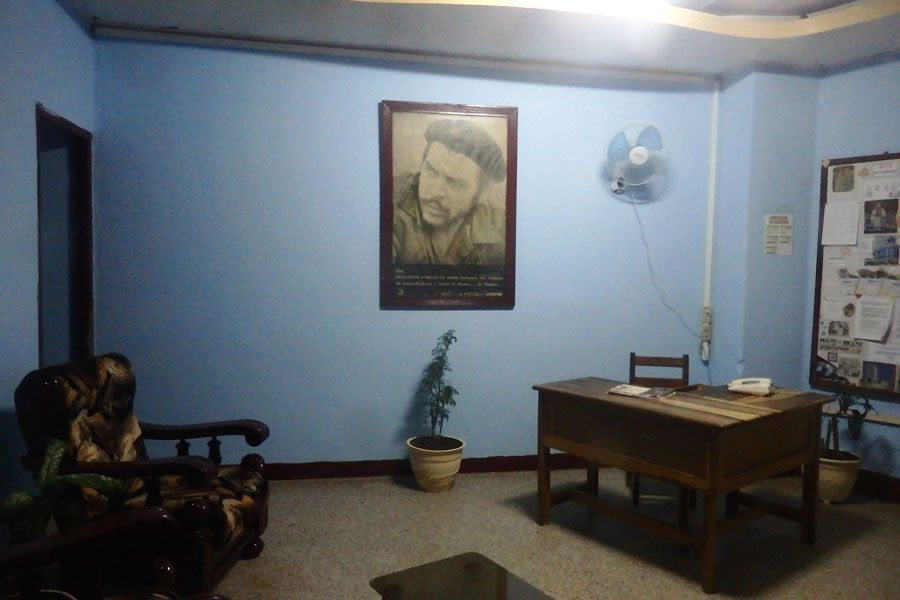 Sin computadoras, pero con el Che: los burós cubanos podrían estar sacados de Mortadelo y Filemón.