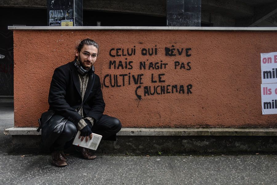 Marc Cohen posa delante de uno de los muros de la facultad: «Aquel que sueña pero no reacciona cultiva la pesadilla». Fotografía de Teresa Suárez.