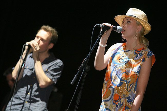 El cantante de The Jesus and Mary Chain, Jim Reid, junto a Scarlett Johanson en Coachella, 2007.