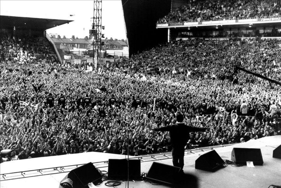 «This is history!» Noel Gallagher, Knebworth, agosto de 1996. Oasis tocó en la ciudad inglesa dos noches seguidas con 250.000 personas cada noche. Más de 2,6 millones de personas solicitaron entradas, convirtiéndolo en el concierto más demandado de la historia de Inglaterra hasta el momento. Foto: Jill Furmanovsky.