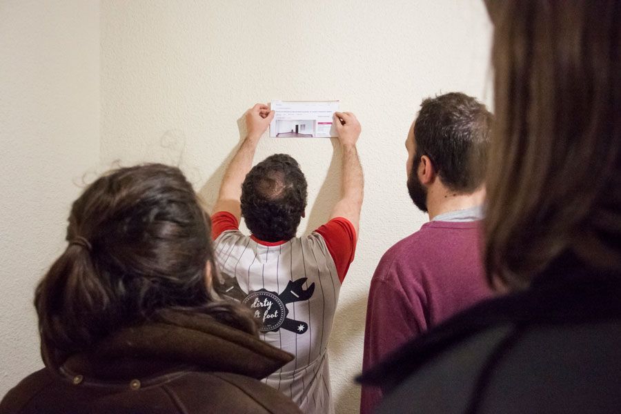 DosJotas instalando los pantallazos de las webs inmobiliarias con el anuncio de «Cuarto SEMI amueblado». Foto: ECI.