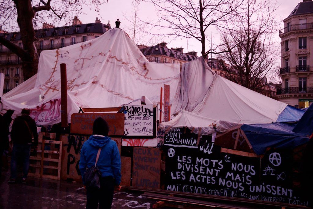 “Les mots nous divisent mais les actes nous unissent” [Las palabras nos dividen pero los actos nos unen”. Fuente: Nicolas Vigier, fotografía tomada de Flickr. 