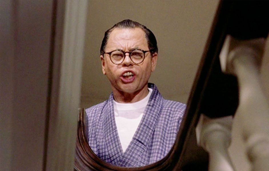 Mickey Rooney haciendo de japonés en 'Desayuno con Diamantes.'