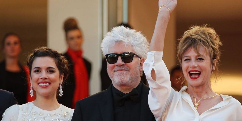 Adriana Ugarte, Almodóvar y Emma Suárez presentando la película en el Festival de Cannes. Foto: APF. 