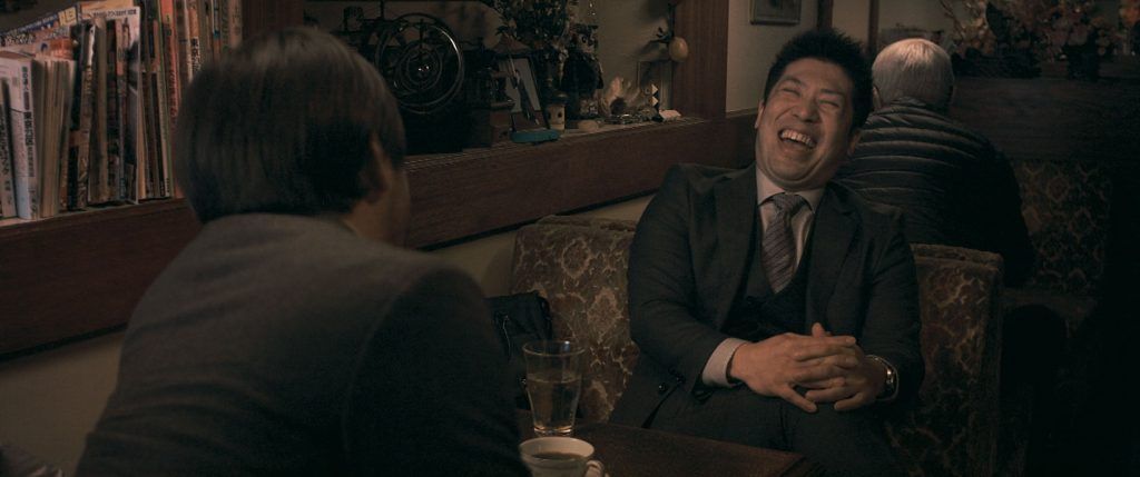 Dos ejecutivos hablan en un bar de Tokio sobre la vida que llevan, revelando sus ambiciones más profundas. Foto: Sintagma Films. 