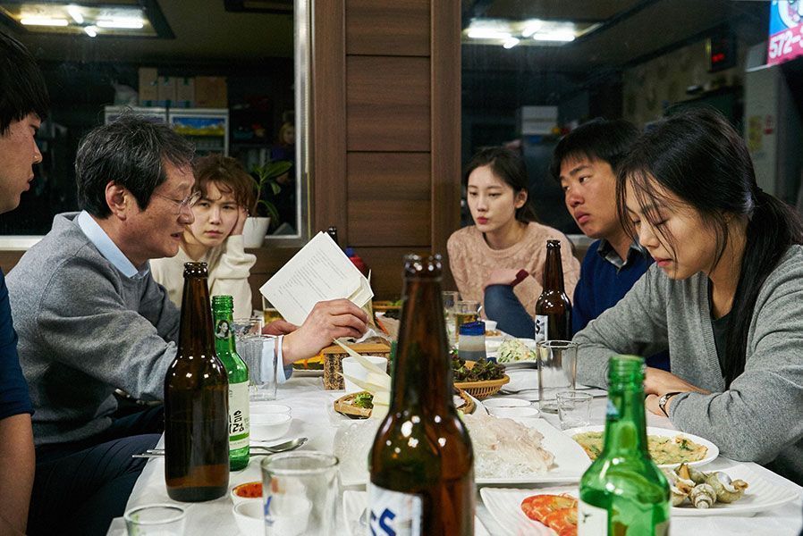 Personajes de Hong Sang-soo cenando y leyendo en 'On the beach at night alone'.
