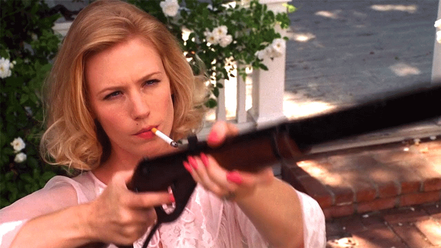 Fotograma de la serie Mad Men. Betty con su rifle. 