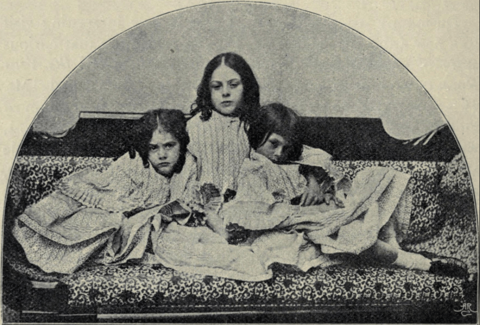 Lewis Carroll (h. 1859), «Edith, Lorina and Alice Liddell», Photography Collection, Humanities Research Center, University of Texas, Austin